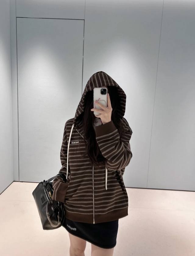 25 New fall and winter styles are here! Miumiu's French preppy-style sweatshirt