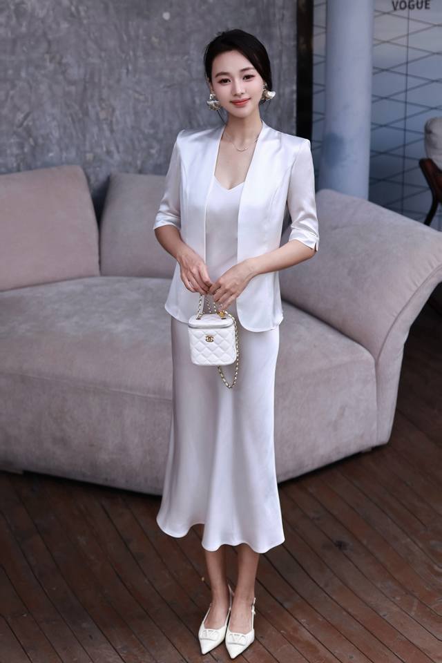 Hot item recommendation: light luxury imported acetate V-neck suspender skirt ac