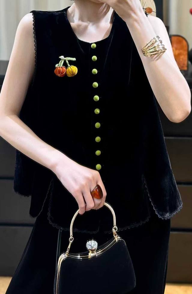 Hot-selling large-scale goods, all sizes, contrast color cloth button velvet lac