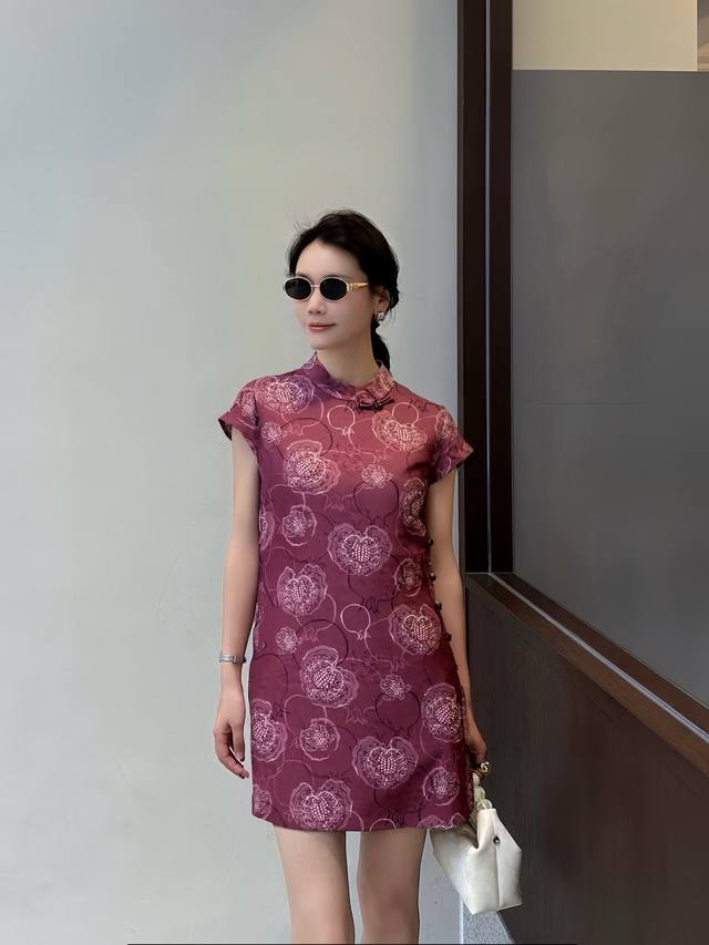Retro Chinese style stand-up collar and buttoned dress. The stand-up collar desi