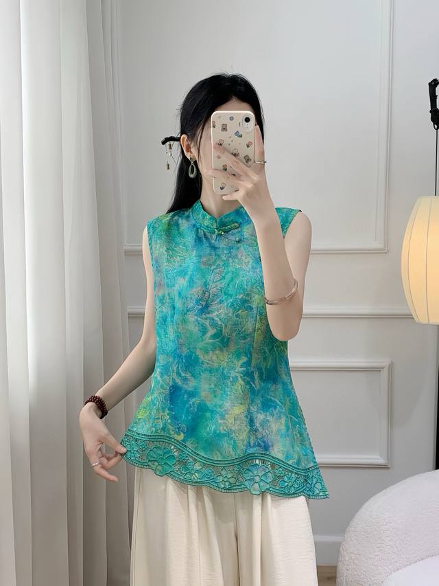 Retro Chinese style stand-up jacquard top with buttons at the collar and printe