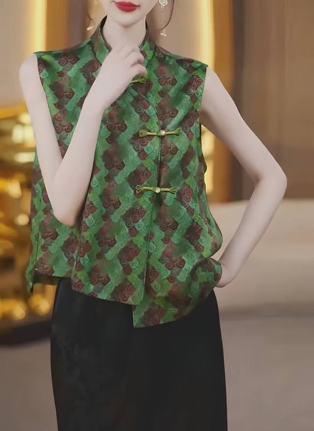 Retro Chinese stand-up collar buttoned top with retro patterns on the body, sho