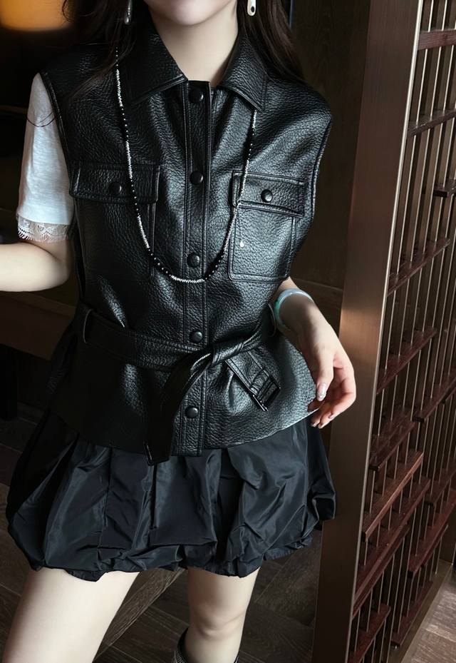 Minimalist sheepskin lychee vest! Minimalist and stylish! Sml! Black!