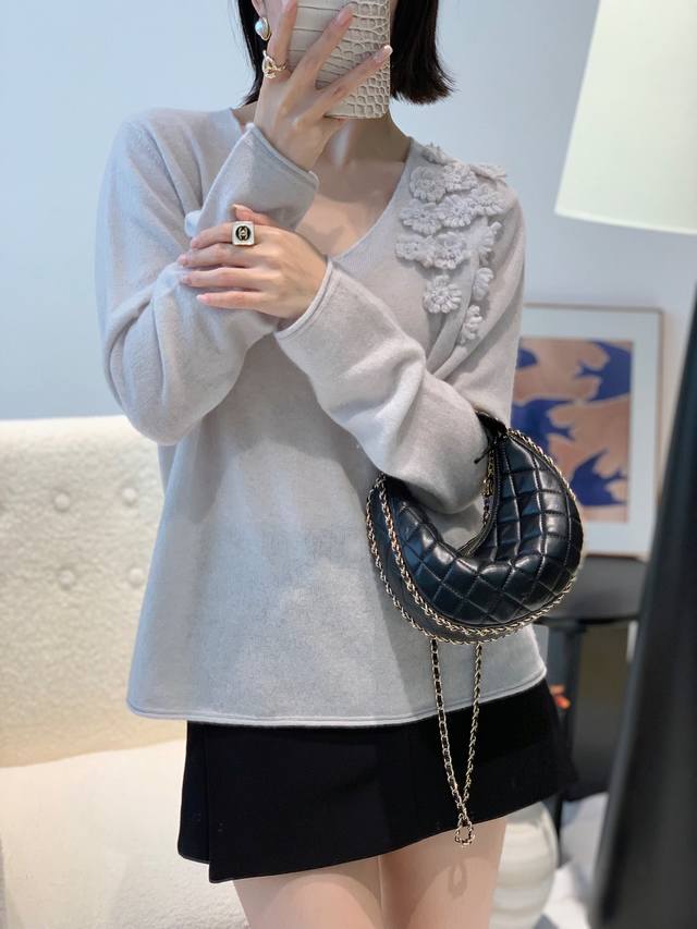 Autumn new 30 cashmere shoulder embroidered top