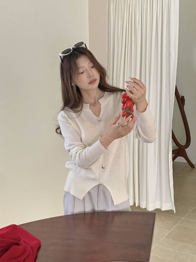 Ingredients: 100% wool Size: One size Color: Creamy white, Space gray, Immersio