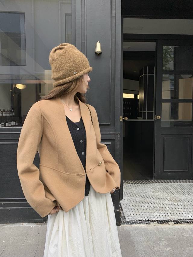 Sm, S bust 84, length 61, shoulder width 38, sleeve length 57 100% wool