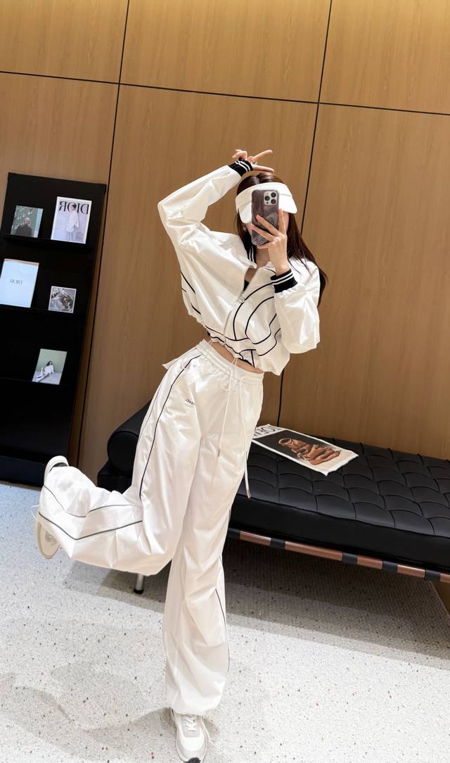Chanel vintage style suit embroidered double C logo zipper jacket with drawstri