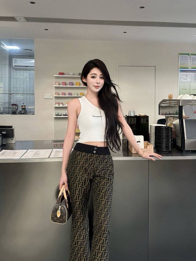 Fend* Ss's new trousers feature a three-dimensional cut and exquisite workmanshi