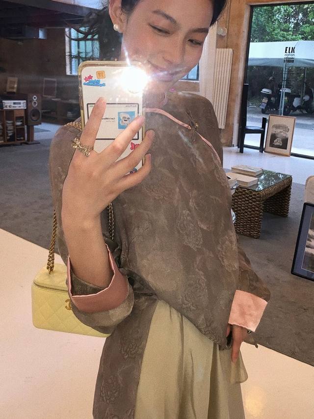 The oriental new noble has a cool and noble face. The round neck and slanted col