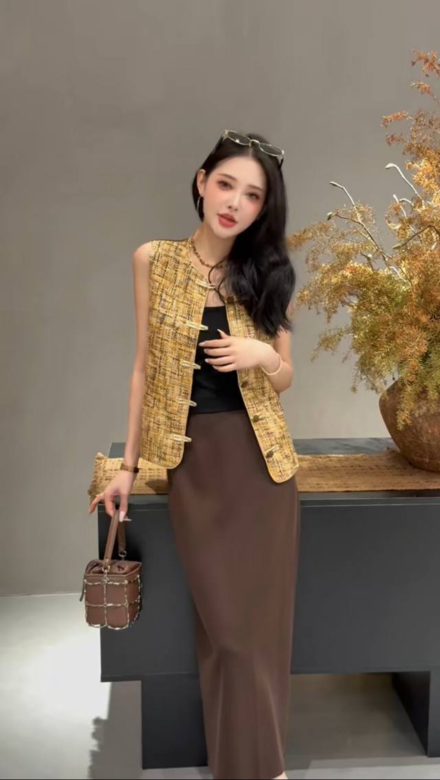 Strongly recommend the hottest retro style woven vest with a small fragrance. Th