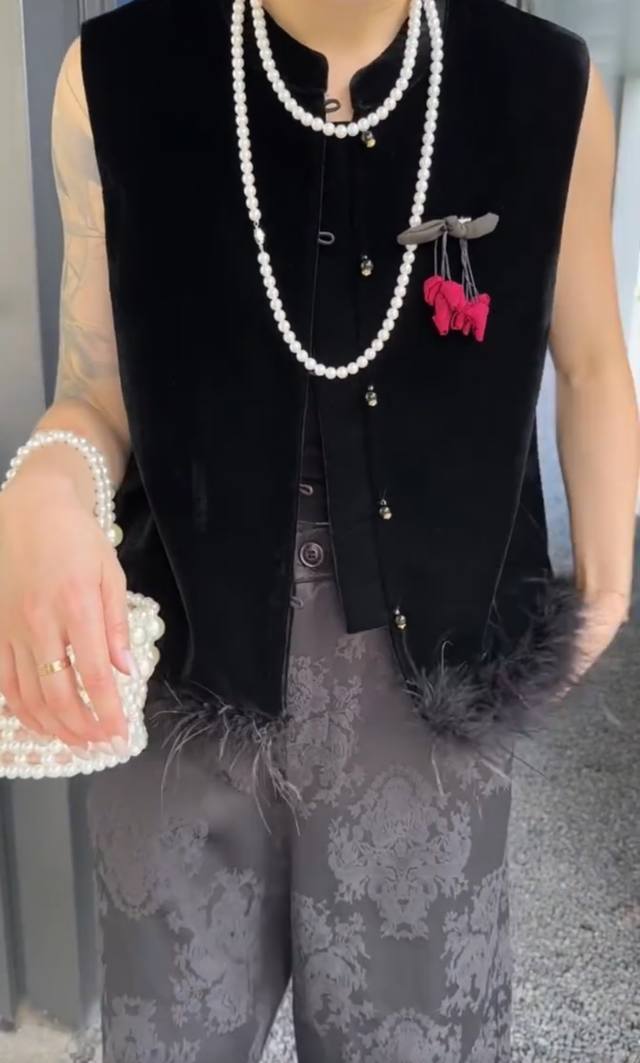 Strongly recommend this popular Chinese-style high-end velvet vest. The delicate