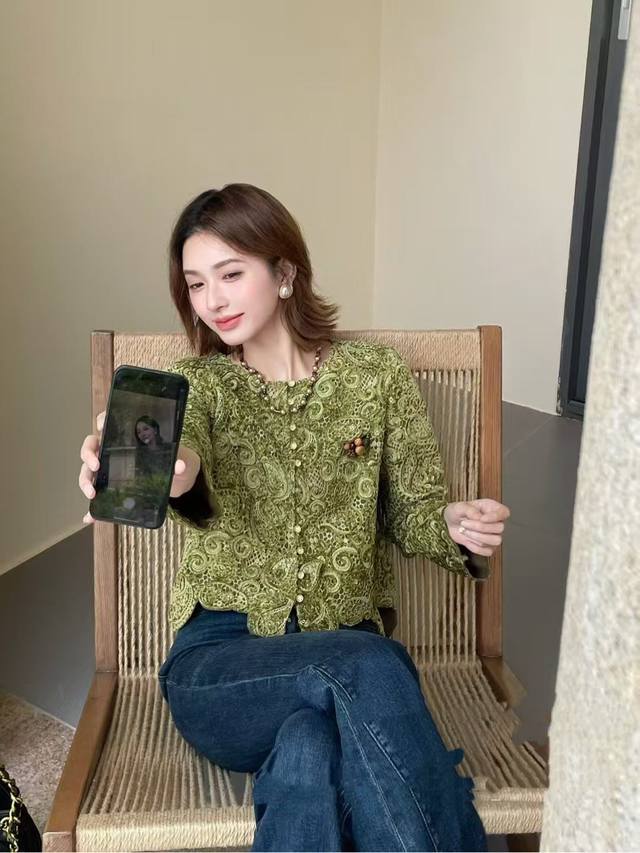 New for early autumn, 3D velvet embroidered fabric design, round neck single-br