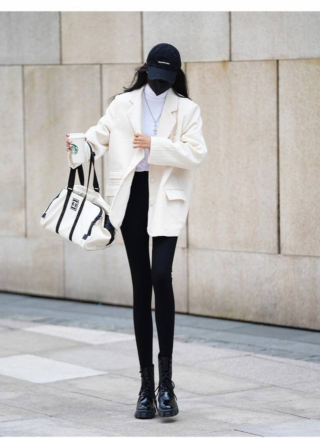 Highly recommended, this issue's casual suit has a cool yet sweet feel, with a