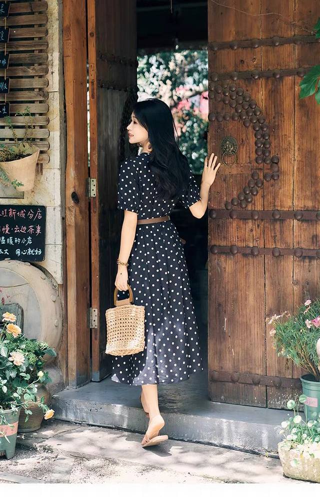 Shipping! ! High-end retro Hong Kong style! ! Black polka dot round neck short