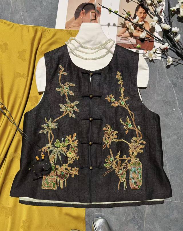 100% mulberry silk Xiangyun yarn embroidered vest, two colors