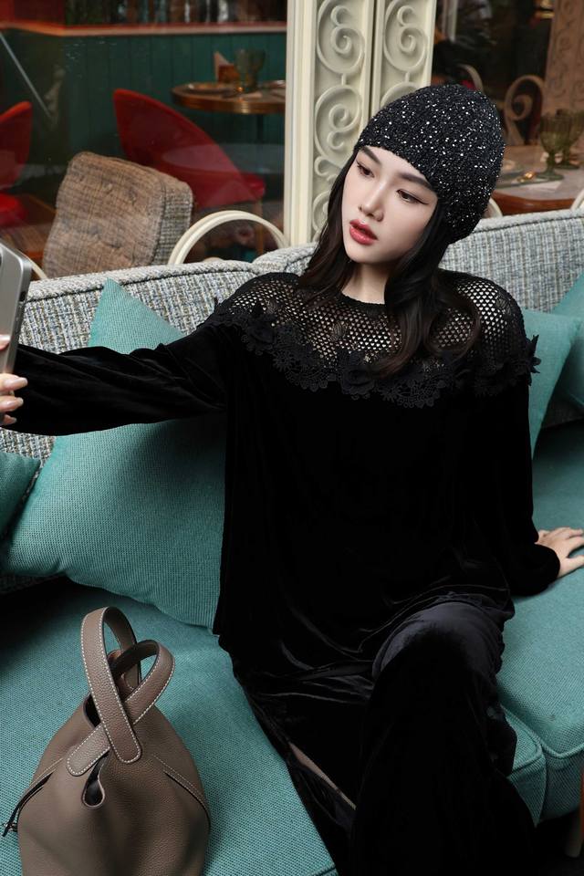 New set of round neck hollow three-dimensional flower versatile temperament top