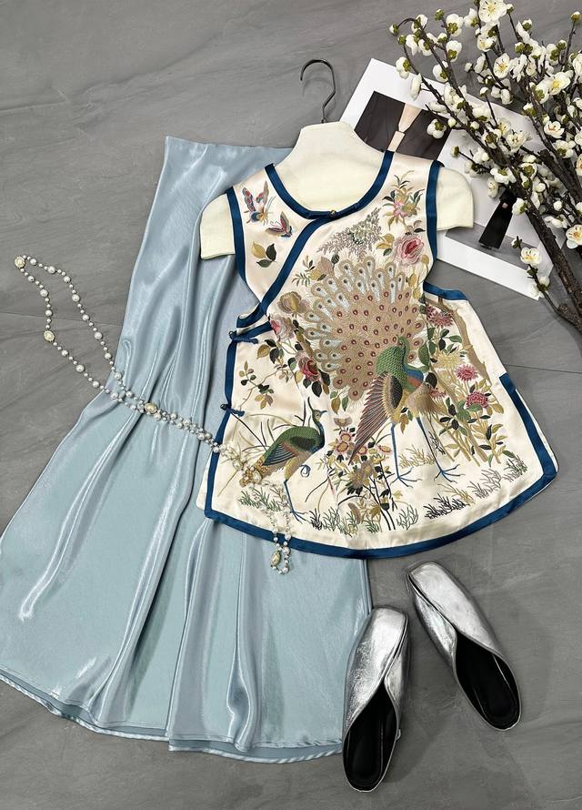 Heavy embroidery peacock vest Color: Black White Size: SML Xl