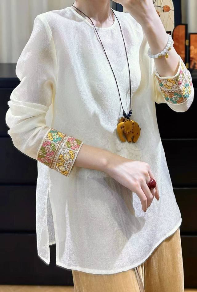 Autumn new Chinese style Tencel blended heavy embroidery round neck shirt black