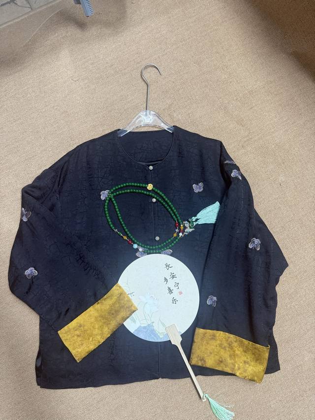 Cracked Xiangyun yarn embroidered butterfly craft cuffs use rayon coloring proc