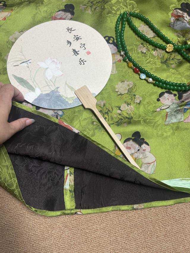 Rayon Xiangyun yarn with black background and special craftsmanship makes it mo