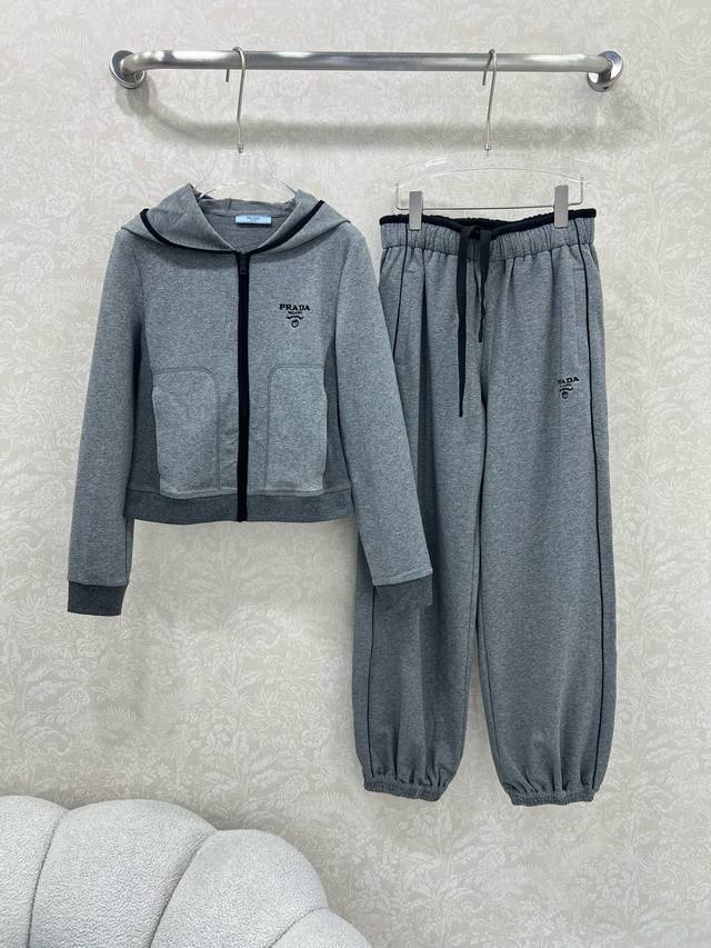 prad*25 New style suit: a combination of a hooded slim-fit zippered jacket and c