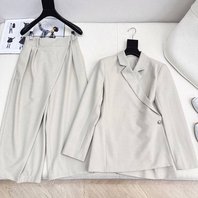 Loe 25Ss early autumn new arrival, diagonal buttoned wide-leg suit with an irreg