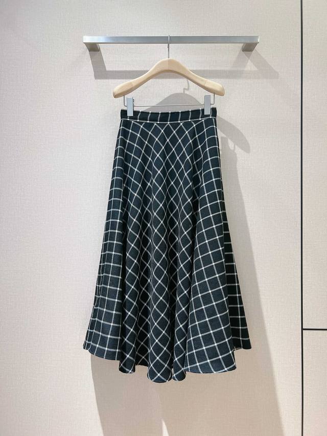 D's new early autumn diamond-patterned wool skirt, exclusive high-top version. T