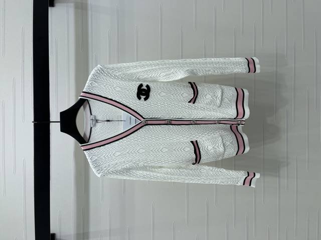 New, original, high-quality Chane* 2025 Early Fall Collection! Crochet-knit V-n