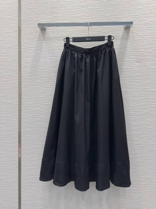 Christian Dio*'s new 2025Fw skirt is another fashionista favorite! Exquisite det