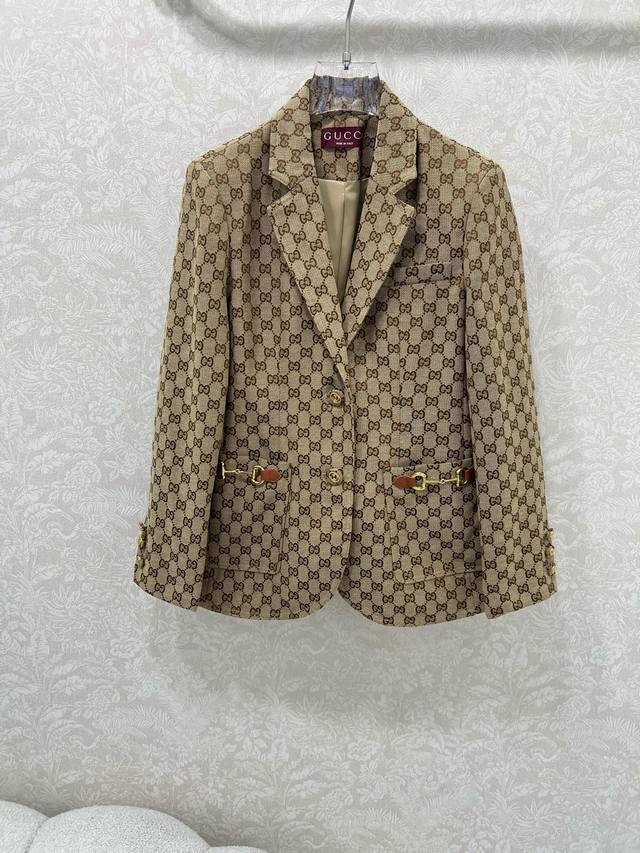 Gucc*25's new lapel jacquard blazer features a striking, stylish Double G jacqua