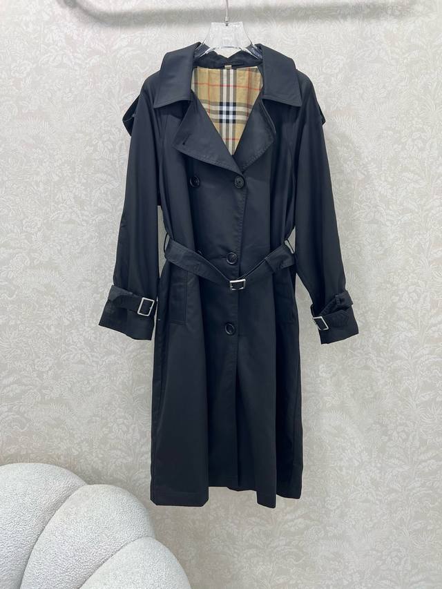 Burber*Y 25 new long trench coat with a British-inspired, relaxed fit. It featur