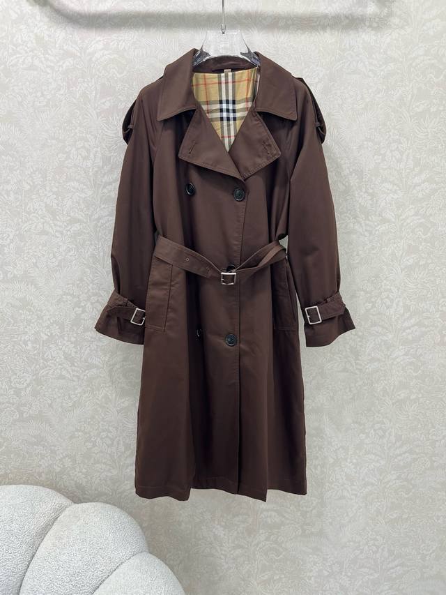 Burber*Y 25 new long trench coat with a British-inspired, relaxed fit. It featur