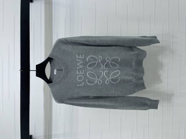 New, original, high-quality Loew* 2025 Early Fall collection! Crew-neck knitted