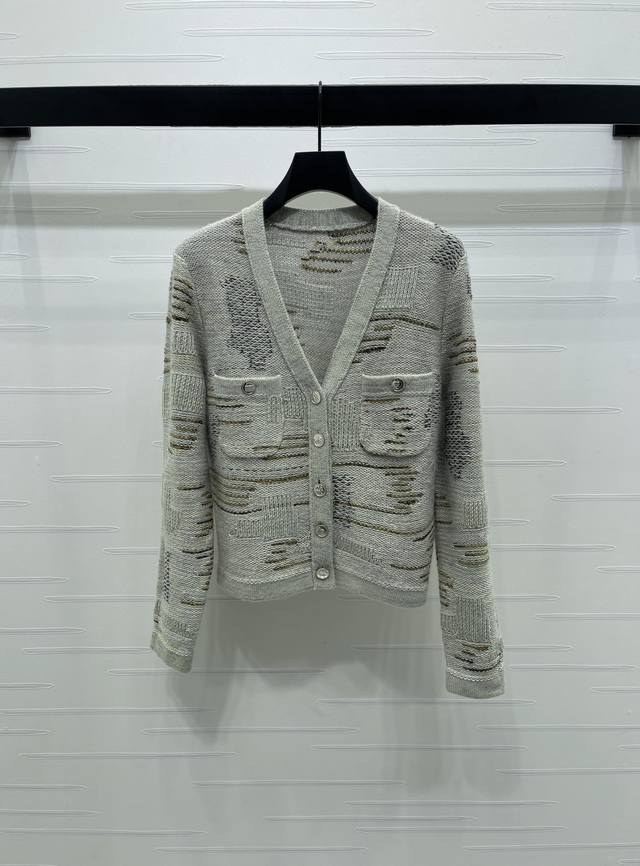 New, original, high-quality Chane* 2025 Early Fall collection! V-neck, long-sle