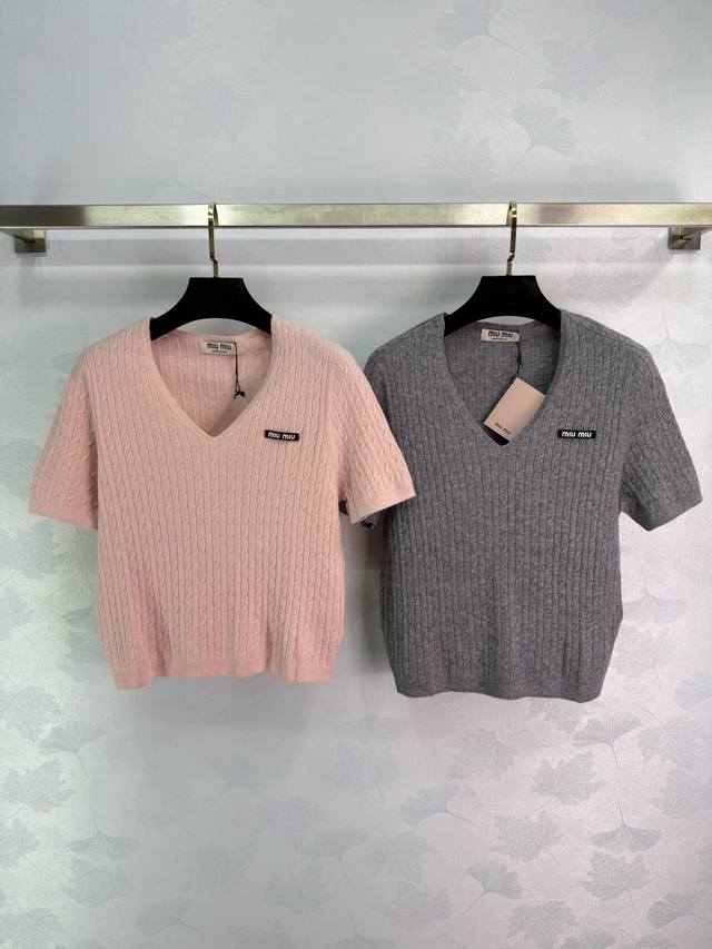 Miu*25 Early Fall V-neck knit short-sleeved Twill weave fabric is soft and comfo