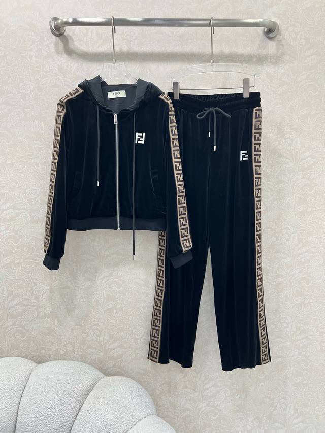 Fend*25's new casual velvet sports suit is custom-made with a hooded double-F we