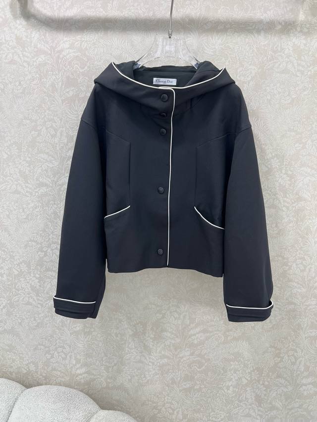 Dio*25's new, fashionable jacket features scimitar sleeves with visible stitchin