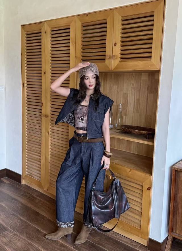 Hot sale, highly recommended: French retro denim vest + jeans set. This denim su