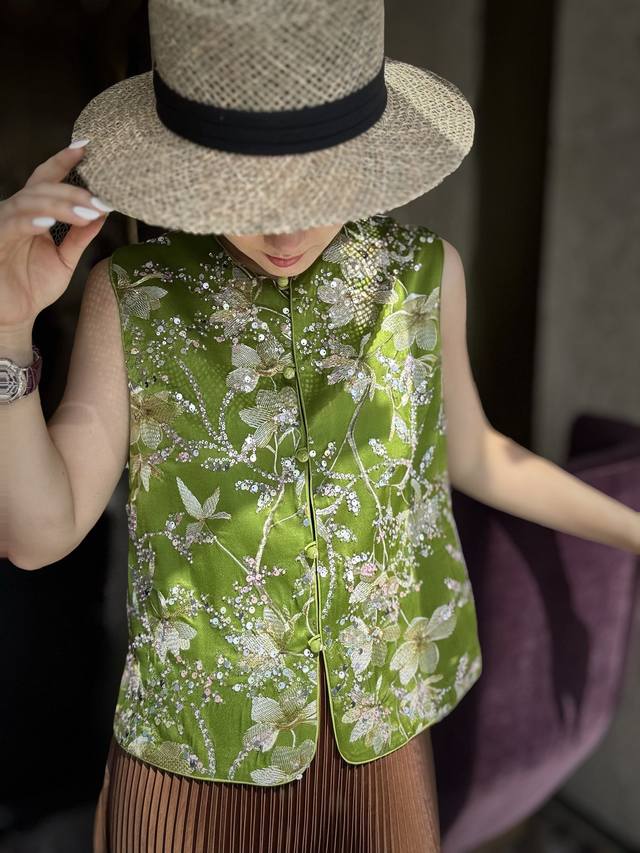 Early autumn hot new heavy sequin embroidered vest, imported silk fine embroide