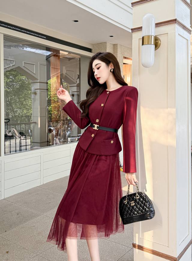 This new European French retro mesh suit is so beautiful. The round-neck jacket