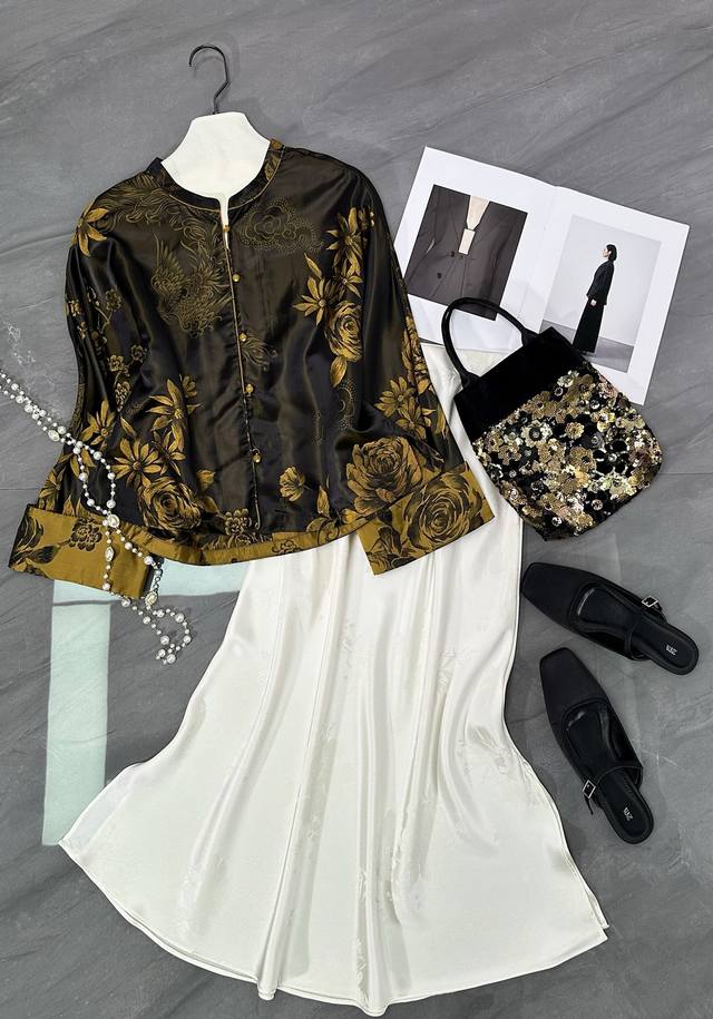 The hottest jacket is now available! Silk satin jacquard jacket! Hot pattern! V