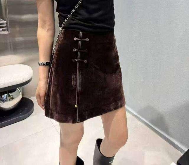 New autumn stylesFashionable and versatile velvet skirt, A-line version is very