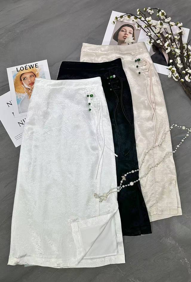 New 100% acetate jacquard skirt, hand-made buttons Color: white ~ black ~ champ