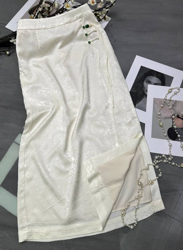 Popular silk wool jacquard skirt, pure handmade buttons Color: black ~ apricot