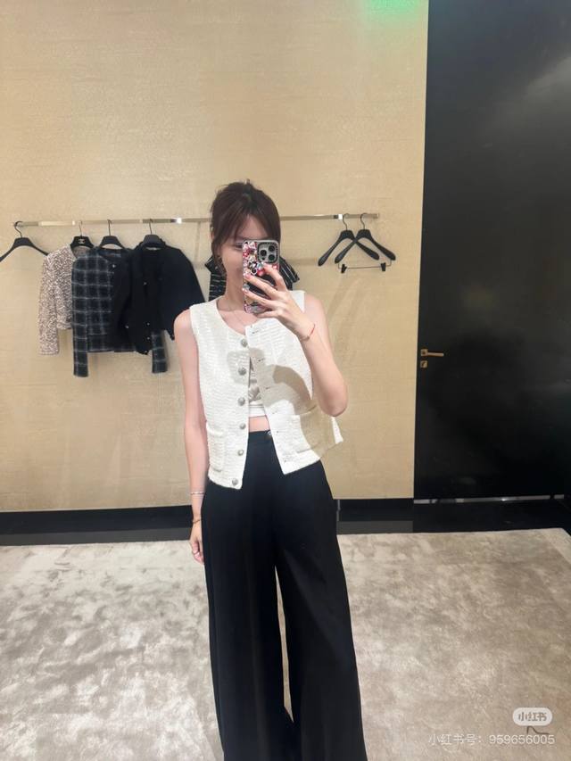 25 Spring/Summer new white sequined vestThis white vest is embroidered with deli