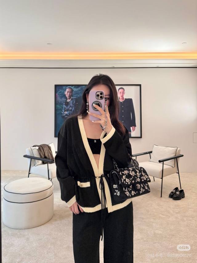 25A New High-end Handicraft Black and White Panda Colorblock V-neck Drawstring C