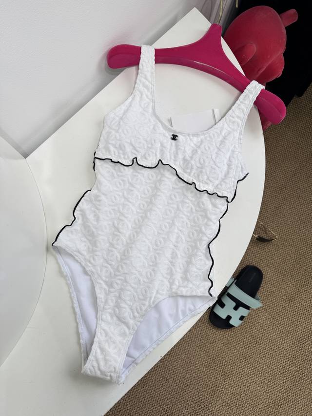chan Xiangjia dark pattern swimsuit-style one-pieceThe two-color hem may have so