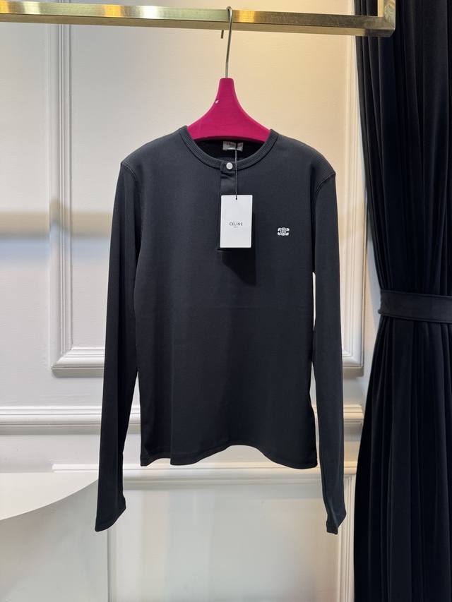 celin* The crew neck base shirt is made of a knitted fabric with a fine striped
