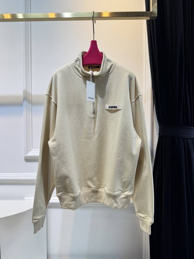 jacquemu*half-zip sweatshirt. It is made of blended cotton fabric, which has goo