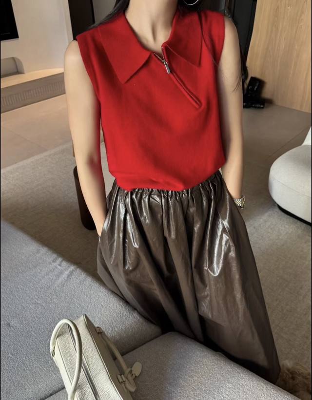 New arrival! Miumiu's stylish lapel, diagonal zippered knitted vest, a stylish